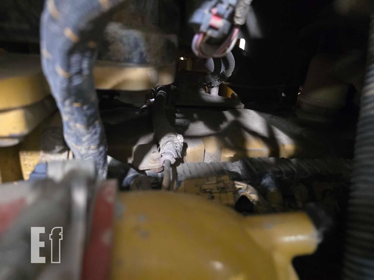 2011-caterpillar-d6t-xw-image-23