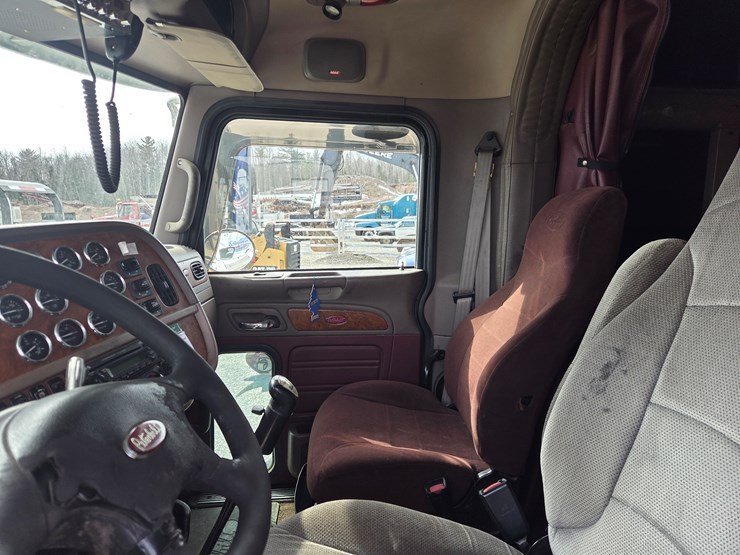 2007-peterbilt-579-image-58