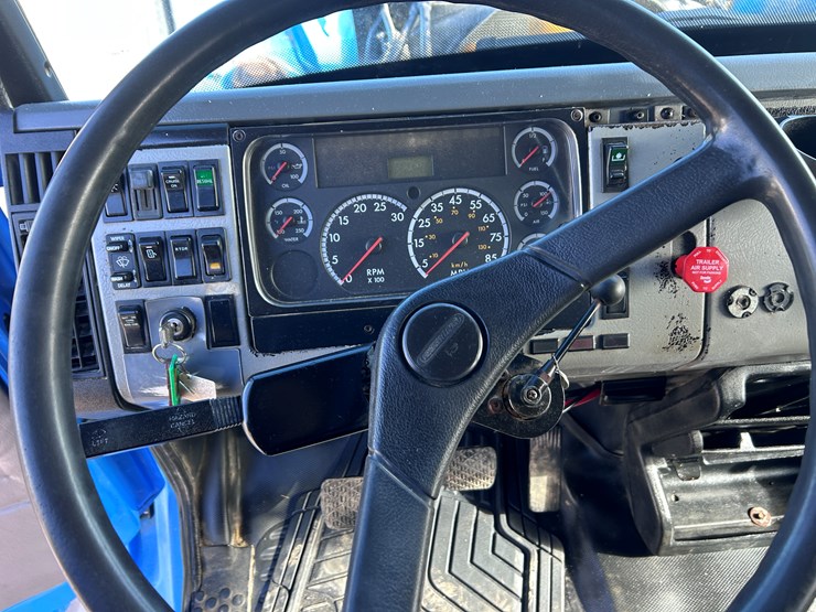 #1680-•-2003-freightliner-day-cab-truck-tractor-image-56
