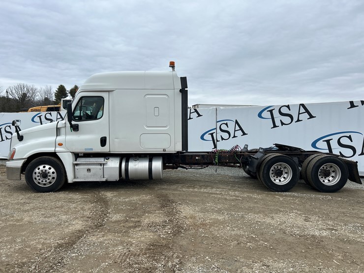 2017-massey-ferguson-8-image-2