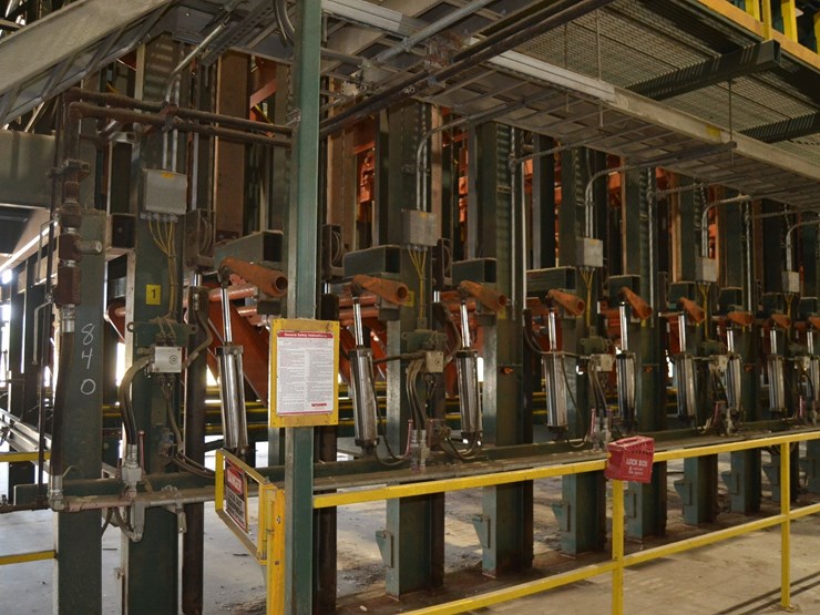 2015-usnr-83-bay-bin-sorter-w/infeed-incline-chain-w/catwalk-and-steps-on-both-sides-of-sorter-image-3