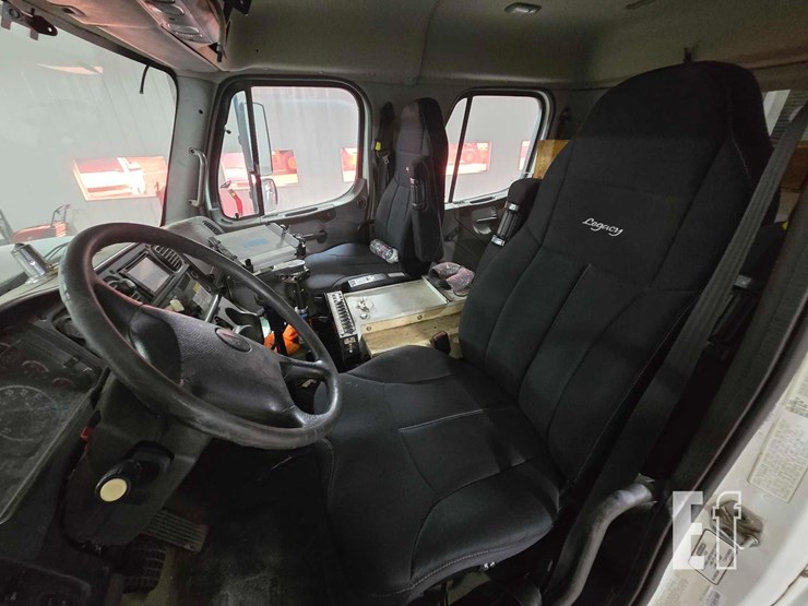 2012-freightliner-m2-106-image-19