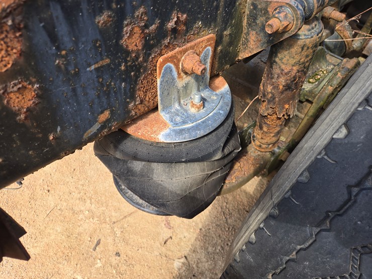 #1515-•-2005-international-9400i6x4-sleeper-cab-truck-tractor-image-24