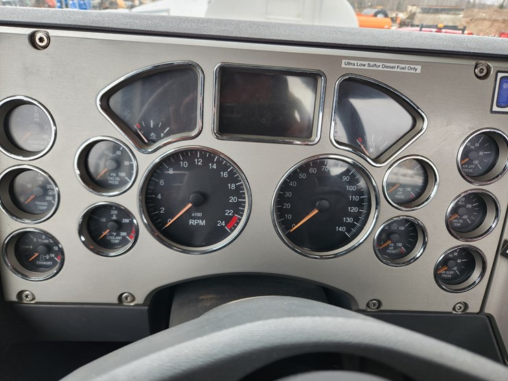 2014-massey-ferguson-8-image-32