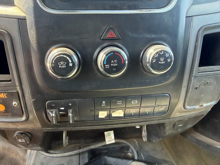 #1062-•-2015-ram-5500-heavy-duty-service-truck-image-31