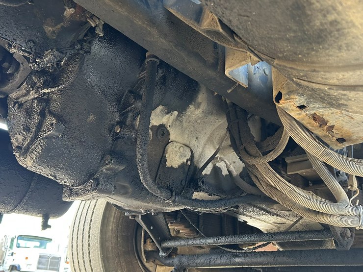 #2237-•-2006-mack-tri-axle-concrete-placement-truck-image-52