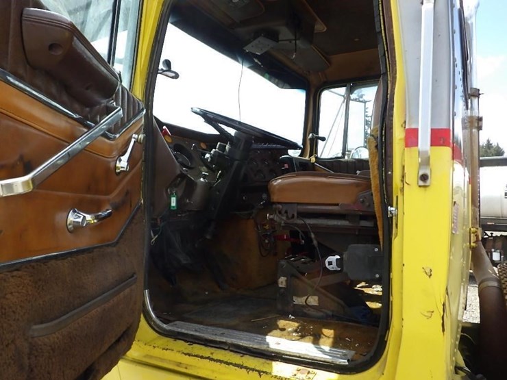 1984-ford-9000-image-26