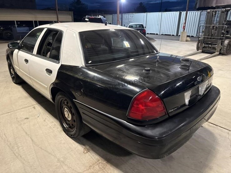 2011-ford-crown-victoria-sdn-image-6