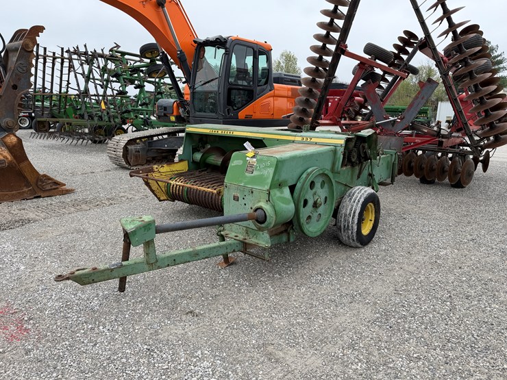 john-deere-337-image-8