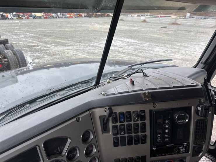 2009-massey-ferguson-8-image-35