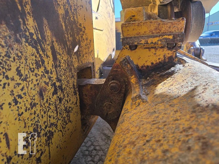 2006-deere-750j-image-37