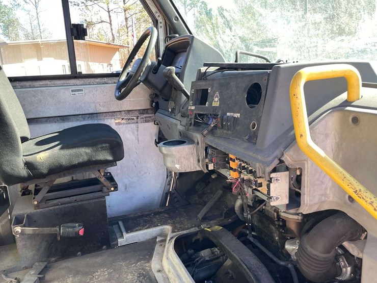 2013-isuzu-reach-image-15