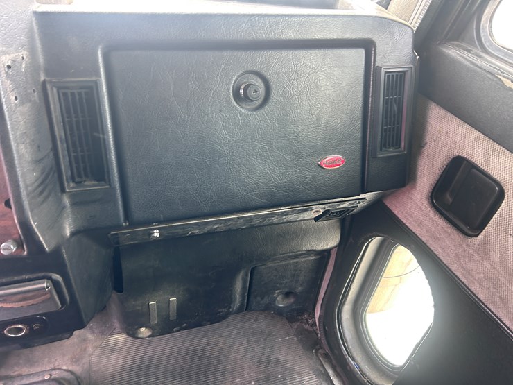 2000-peterbilt-379-image-48