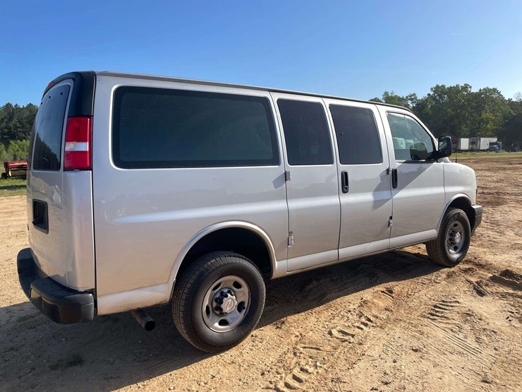 2024-chevrolet-express-2500-image-3