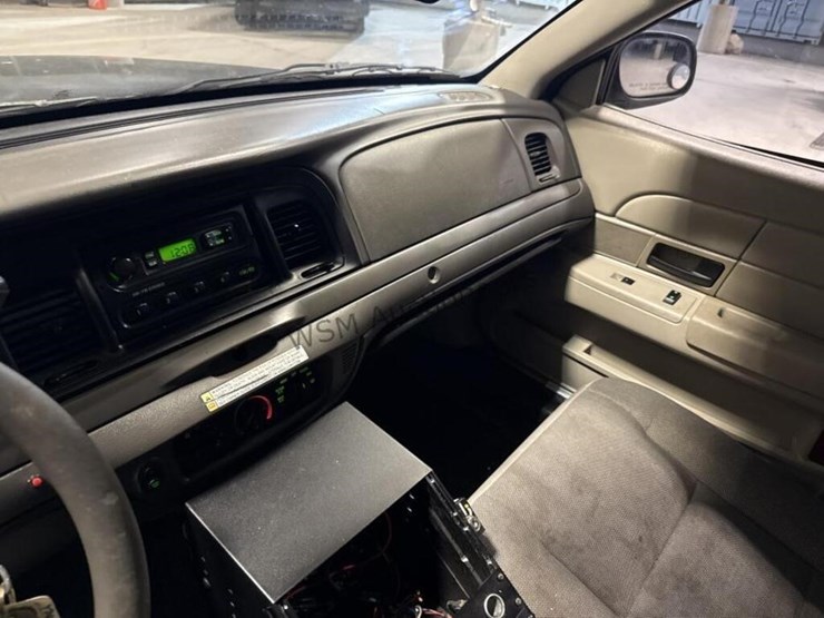 2009-ford-crown-victoria-sdn-image-21