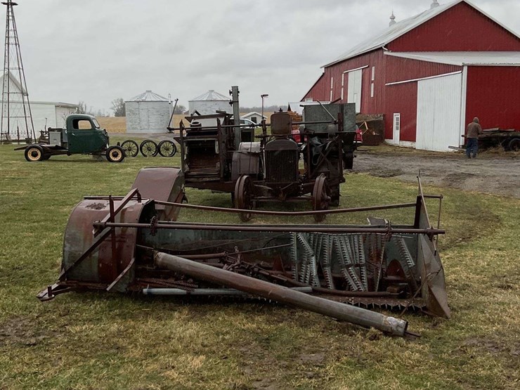 fordson-with-mounted-gleaner-combine-image-1