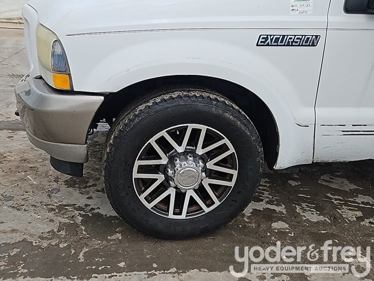 2004-ford-excursion-image-11