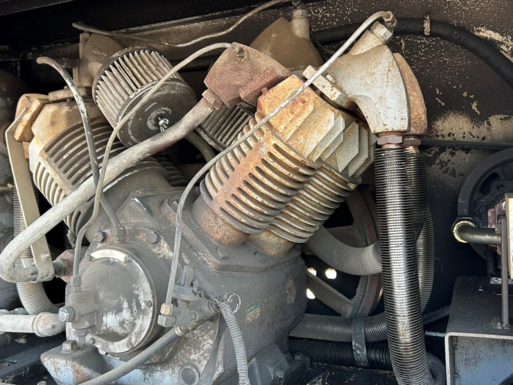 peterbilt-365-image-25