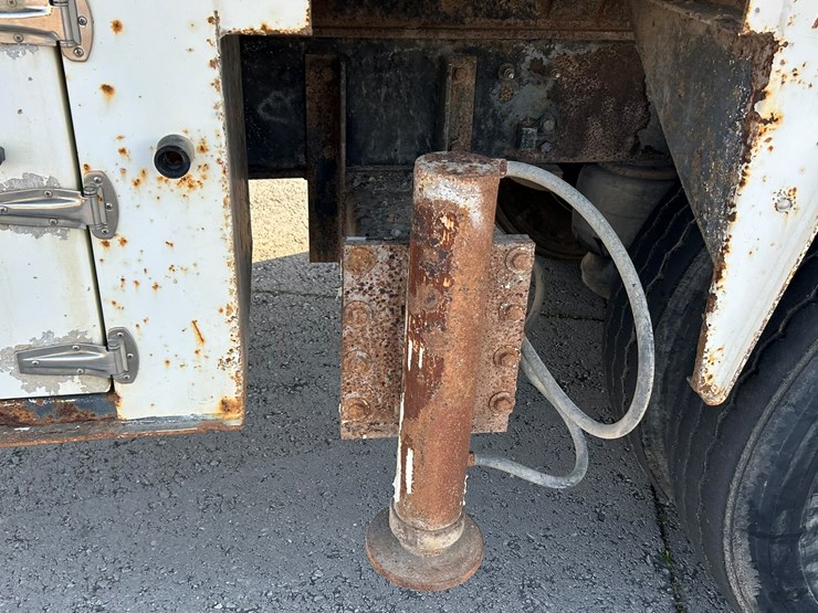 peterbilt-365-image-62