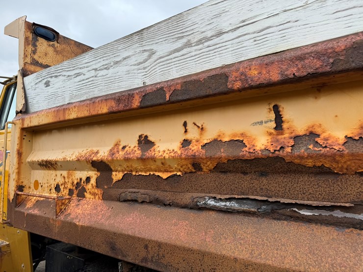 1977-ford-8000-image-23