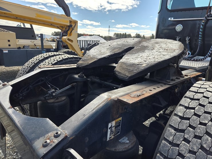 2013-peterbilt-337-image-26