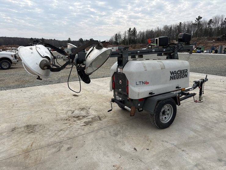 2015-massey-ferguson-8-image-5