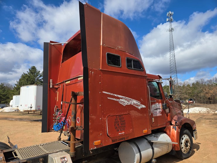 #1515-•-2005-international-9400i6x4-sleeper-cab-truck-tractor-image-15