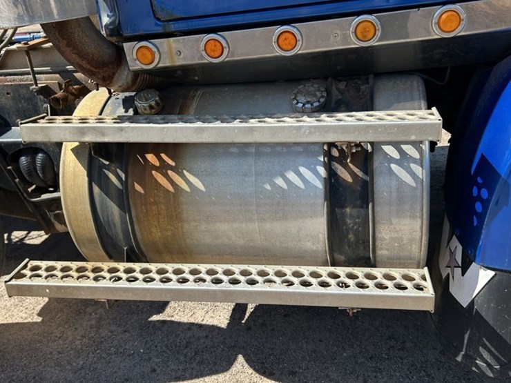 #1114-•-2005-western-star-tri-axle-heavy-haul-truck-tractor-image-32