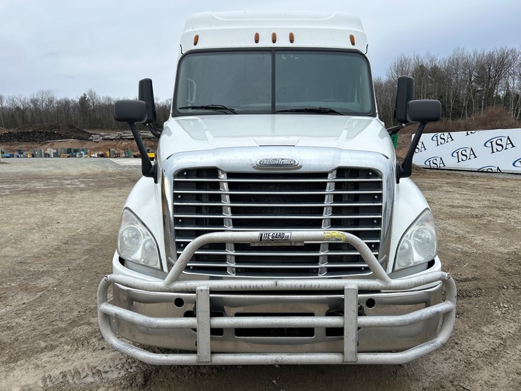 2017-massey-ferguson-8-image-8