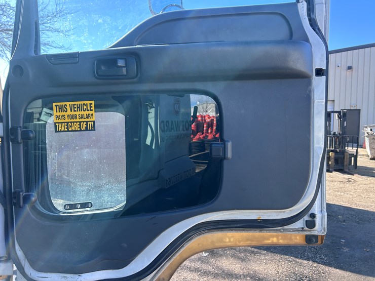 #1694-•-2004-isuzu-cab-and-chassis-image-31