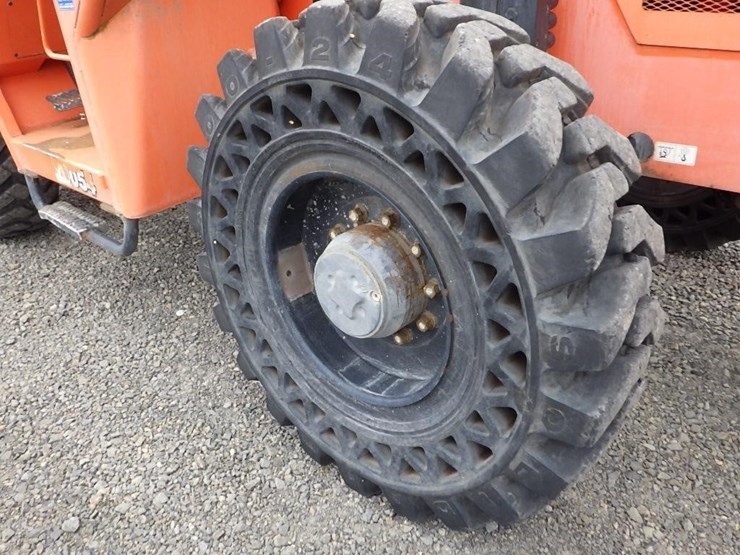 2011-jlg-10054-telescopic-reach-lift-image-24