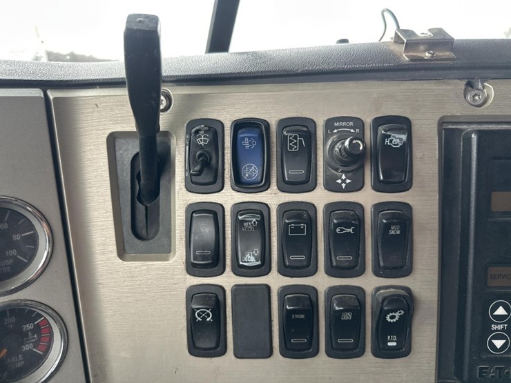 2009-massey-ferguson-8-image-30