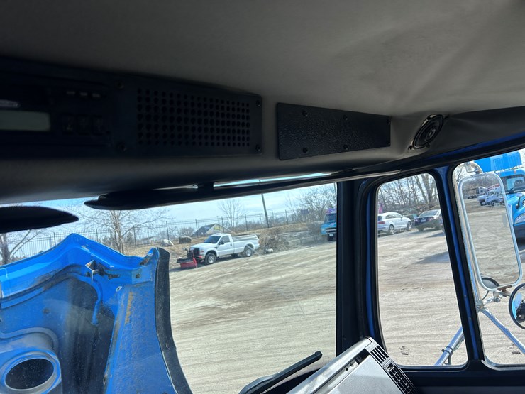 #1680-•-2003-freightliner-day-cab-truck-tractor-image-48