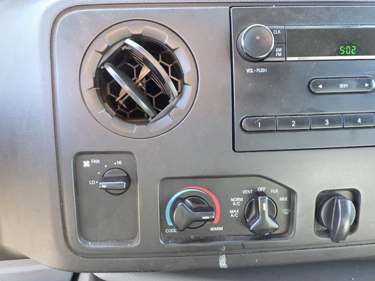 2013-ford-cargo-image-30