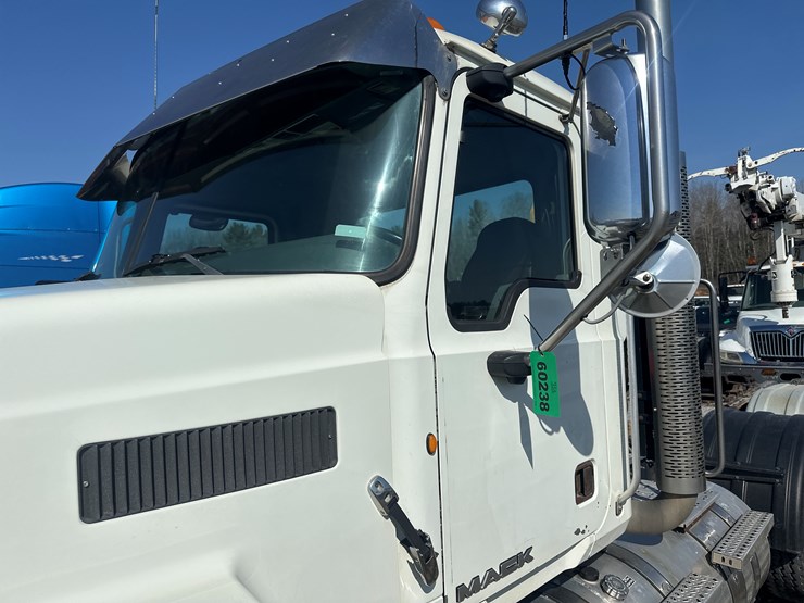 2014-massey-ferguson-8-image-46