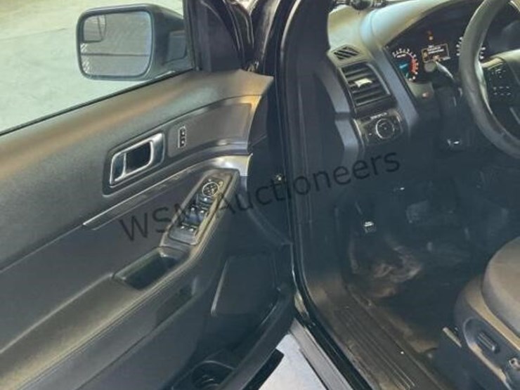 2016-ford-explorer-image-21