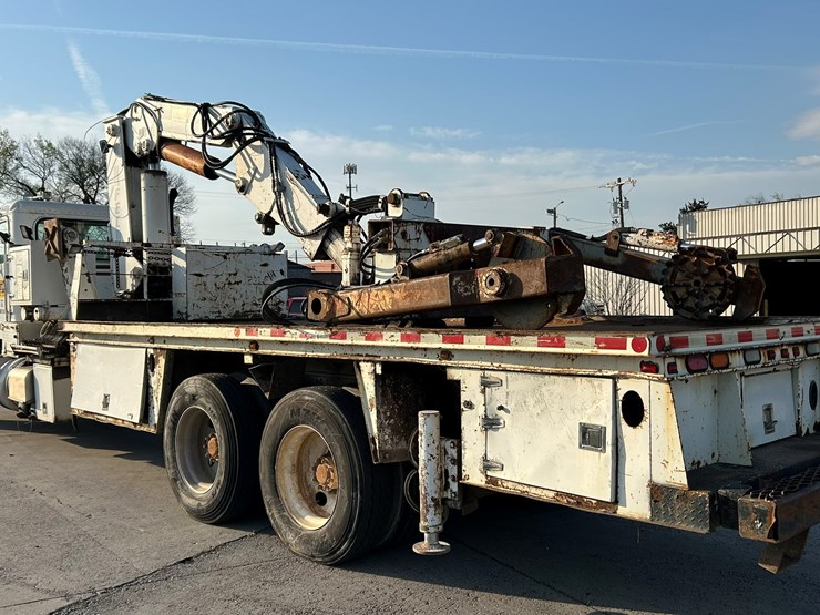 peterbilt-365-image-3