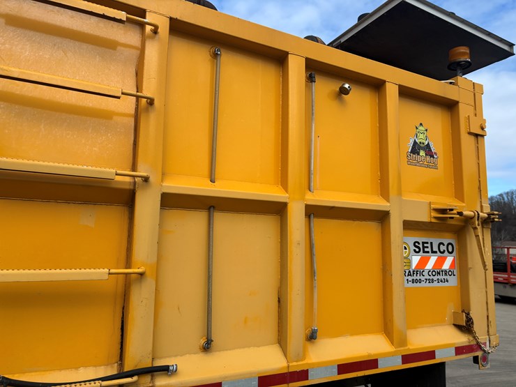 2005-gmc-t7500-image-34