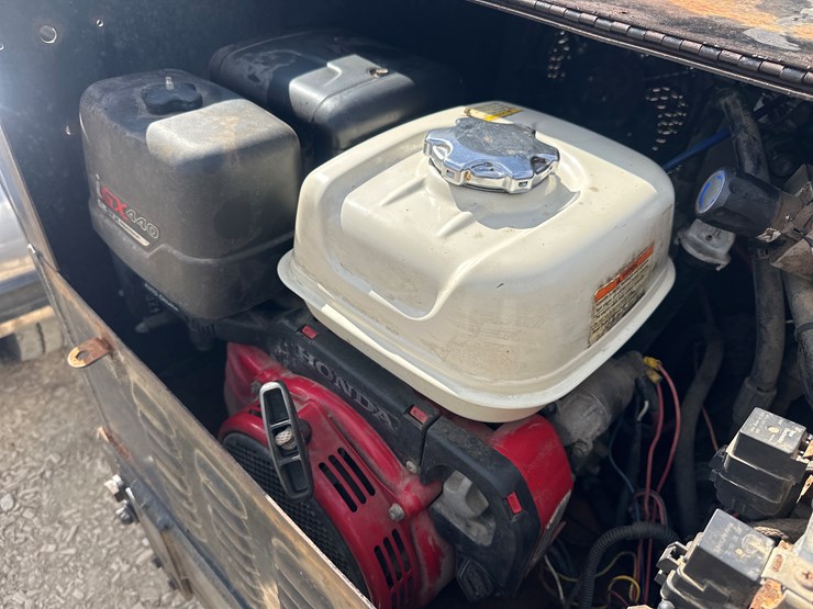 2010-massey-ferguson-8-image-28