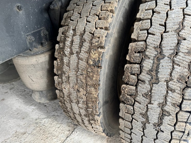 2023-freightliner-m2-106-image-27