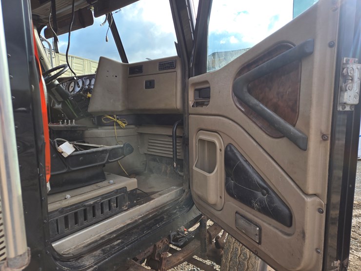 2014-massey-ferguson-8-image-51