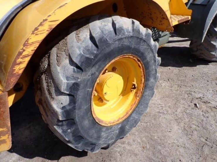 2014-deere-324j-image-41