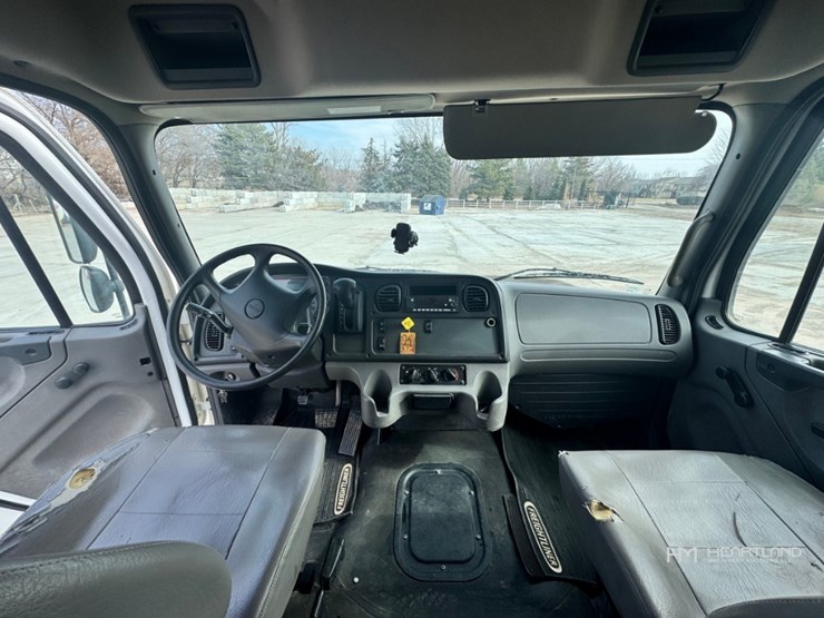 2023-freightliner-m2-106-image-55