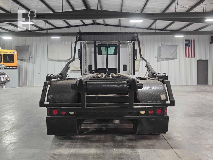 2016-peterbilt-579-image-8