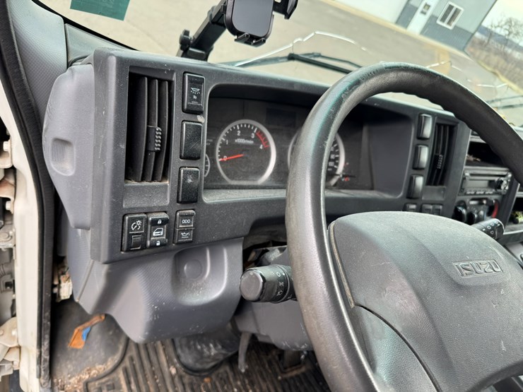 2019-isuzu-nrr-image-40