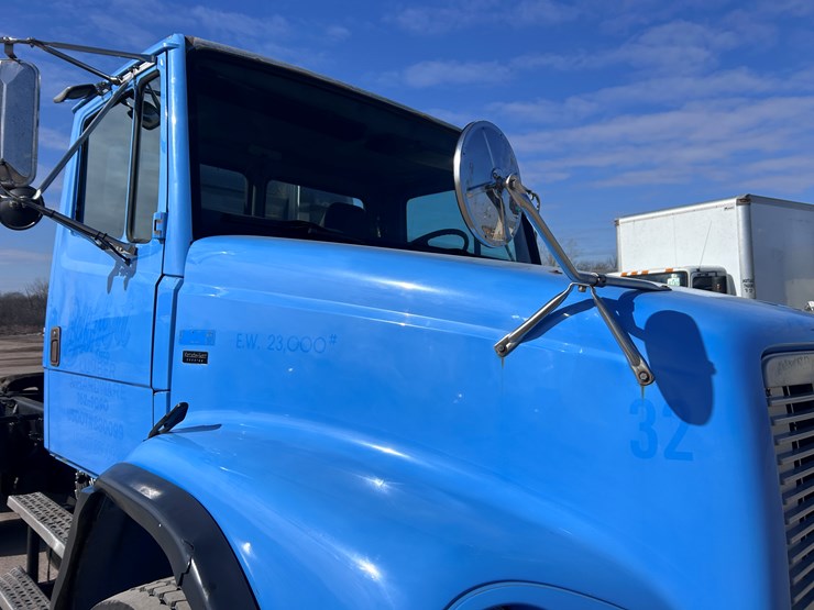 #1680-•-2003-freightliner-day-cab-truck-tractor-image-17