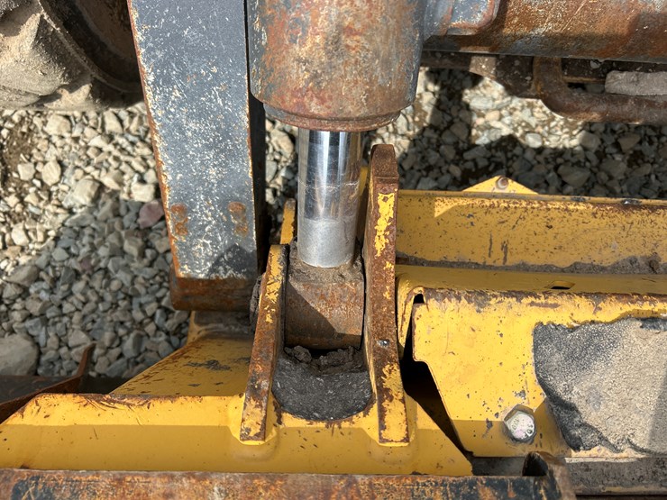 2020-deere-332g-image-14