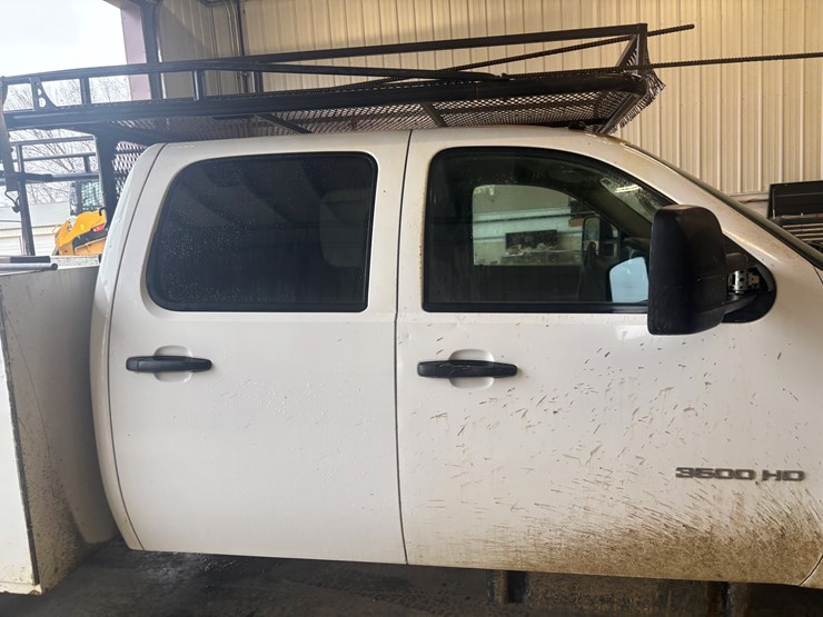 2013-chevrolet-3500-image-19