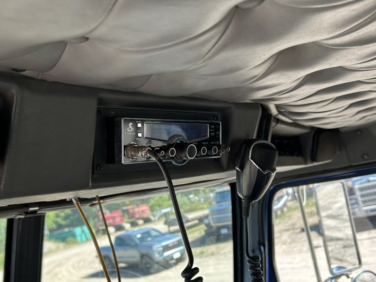 #1114-•-2005-western-star-tri-axle-heavy-haul-truck-tractor-image-70