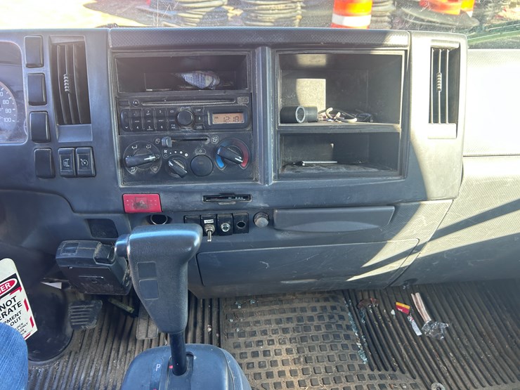 2013-isuzu-npr-image-50